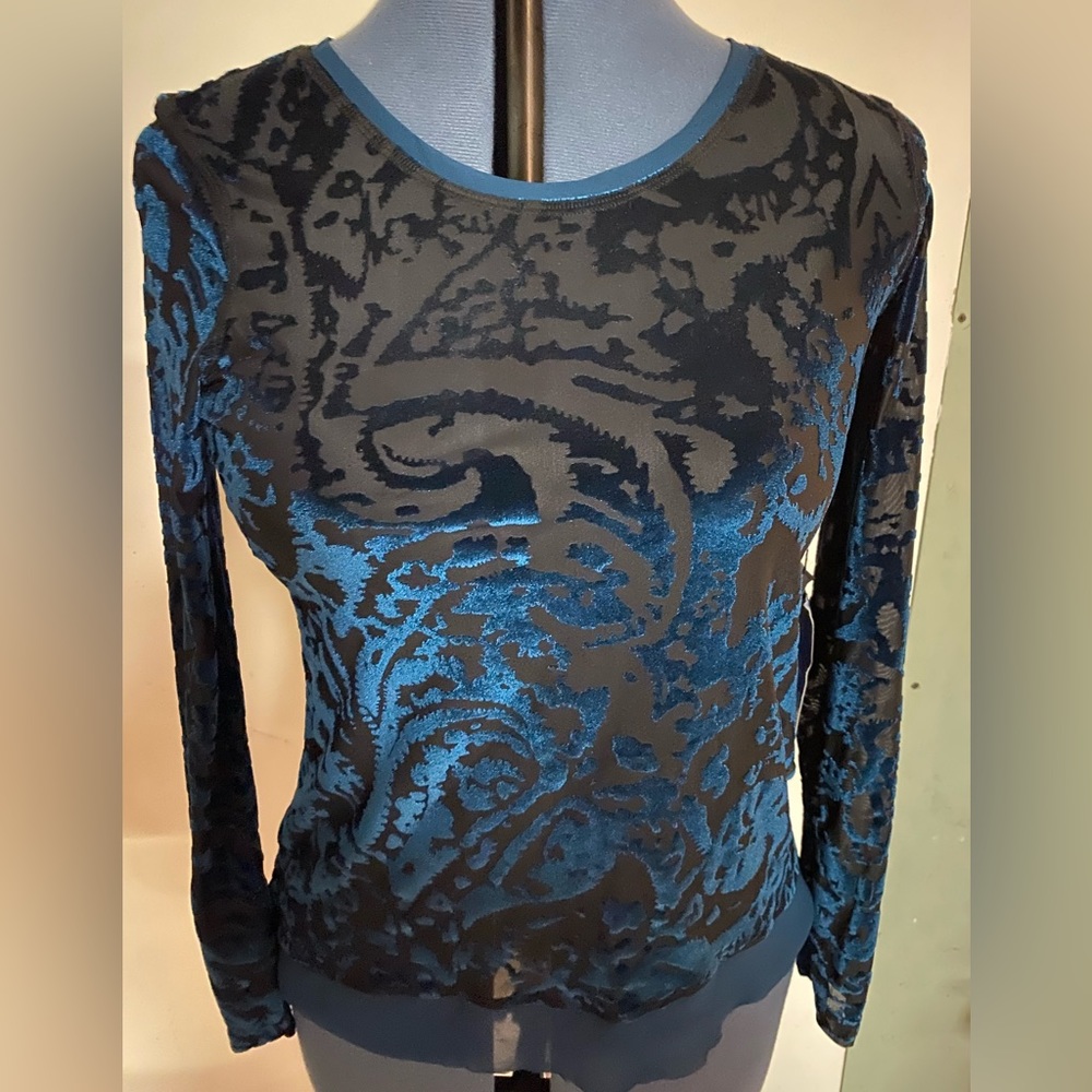 New Simply Vera Woman’s Aqua Blue Shear fancy top with Velvet, Medium